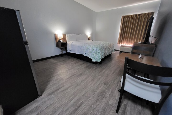 HomeTowne Studios by Red Roof Prattville