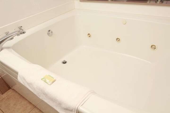 Hot Tub 27 of 33