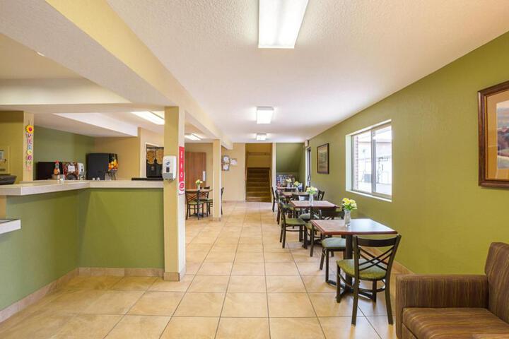 Rodeway Inn & Suites