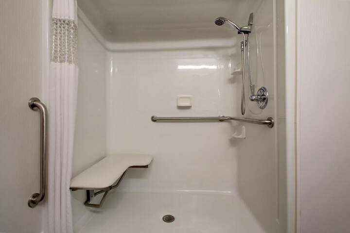 Room 33 of 48