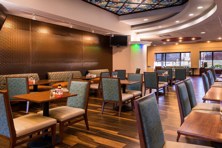 Holiday Inn Hotel & Suites Warren by IHG