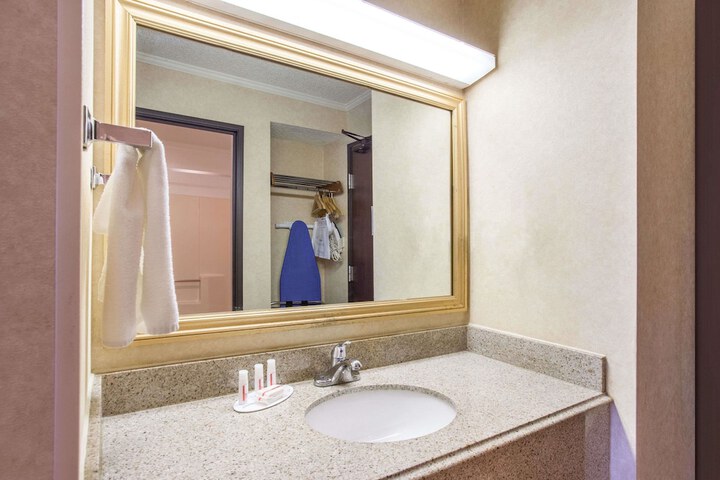 Baymont by Wyndham Detroit / Roseville