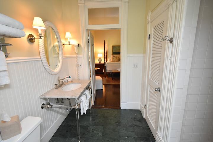 Room 73 of 259