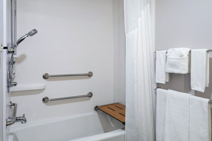 Holiday Inn Express & Suites Midwest by IHG