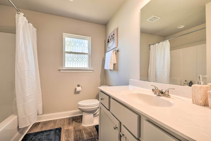 Greer Getaway w / Smart TV 1 Mi to Dtwn!