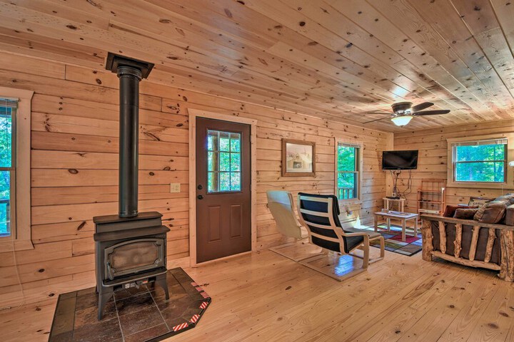 Secluded Cabin w / Deck 13 Miles to Downtown Murphy