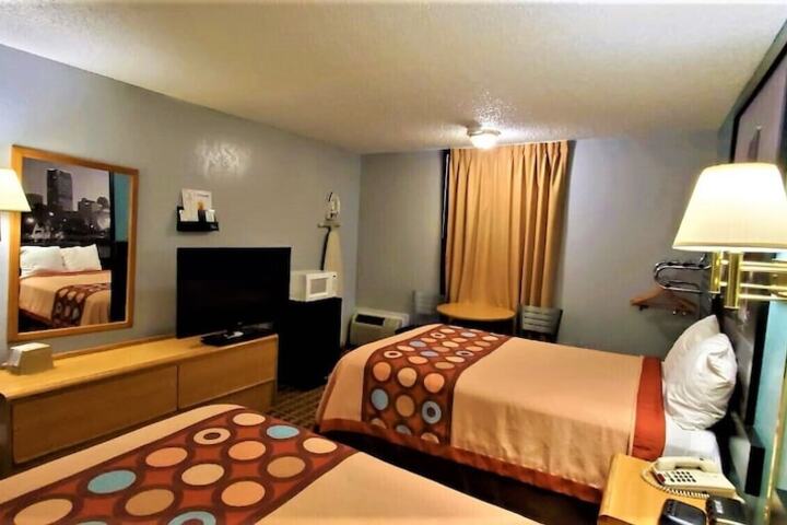 Room 10 of 18