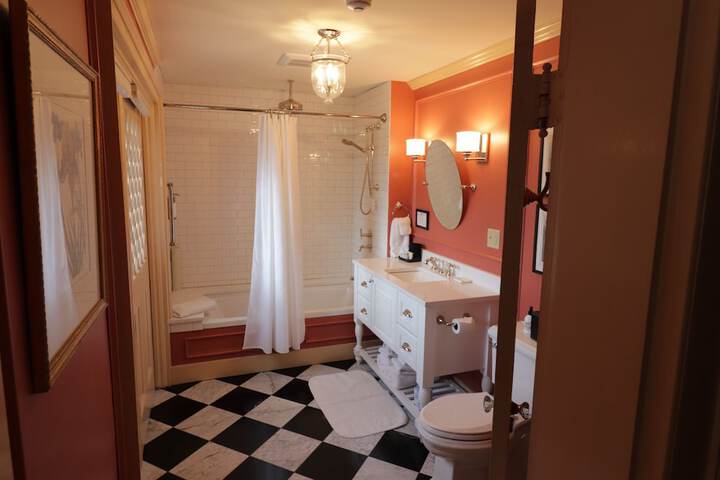Room 32 of 144