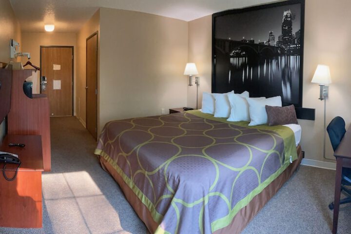 Super 8 by Wyndham Chisago City