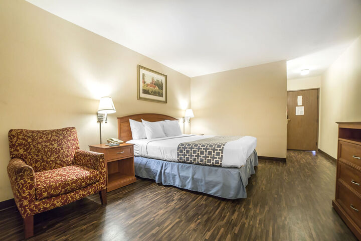 Econo Lodge Inn & Suites