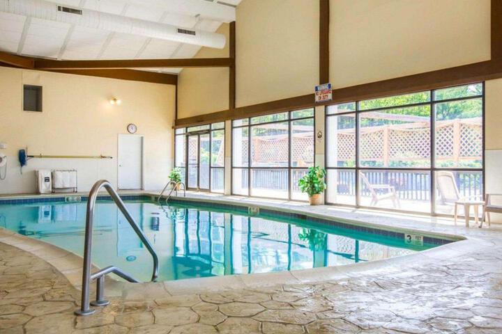 Clarion Inn & Suites at the Outlets of Lake George