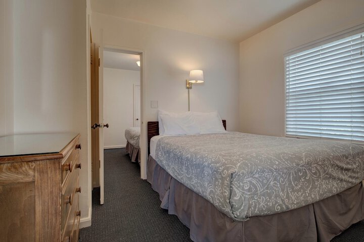 Ester Lee Oceanview Inn
