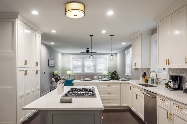 Retreat To Charming Contemporary Home in Stl