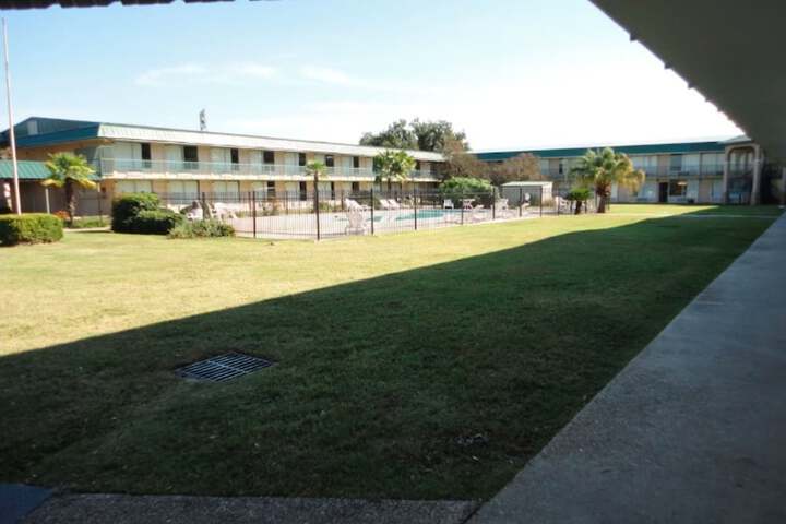Hotel Exterior 25 of 28