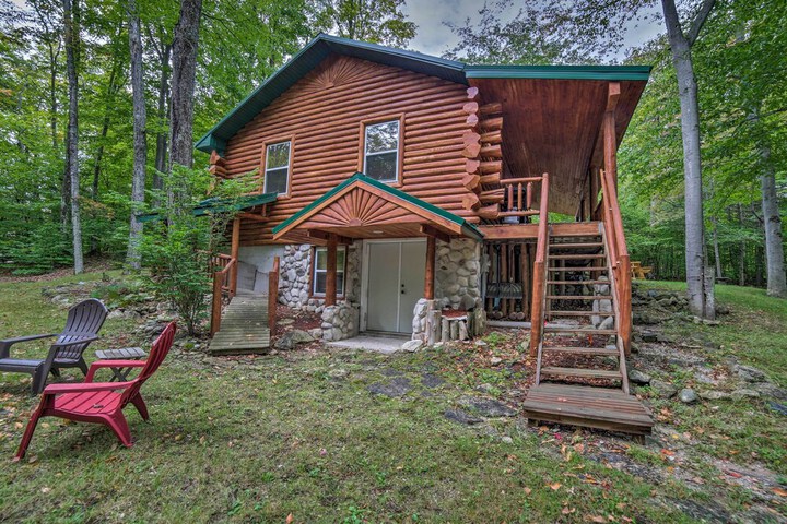 Updated Manistique Log Cabin Yard & Fire Pit