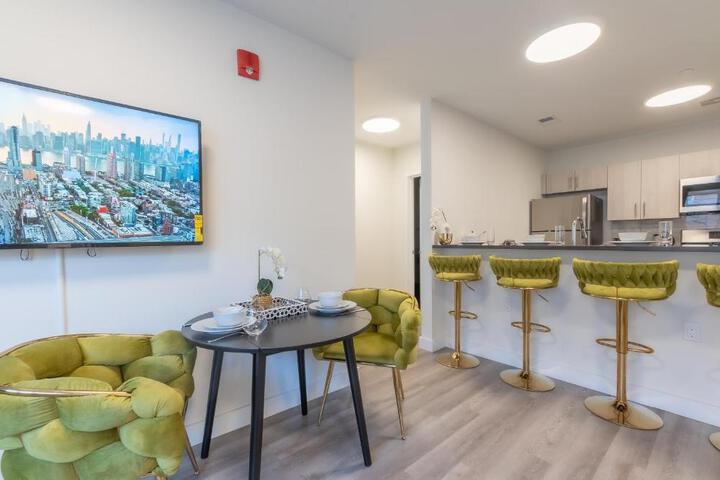 Opulence in Olive with Free Parking plus EV Plug 2 BR 2 baths Suite, 5 beds and Sleeps 8