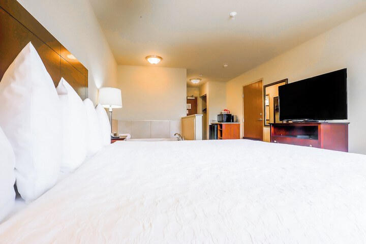 Evansville Inn & Suites by OYO