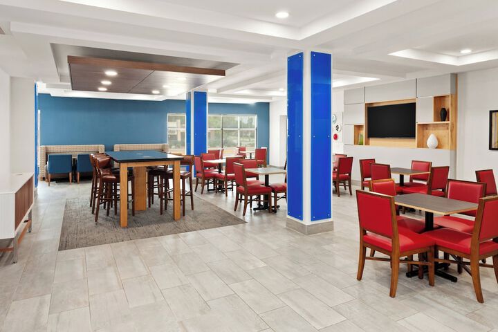 Holiday Inn Express & Suites Chicago West - OHare Arpt Area by IHG