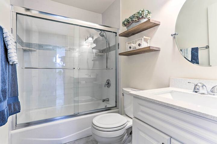 Gorgeous Vernon Township Condo w / Balcony!