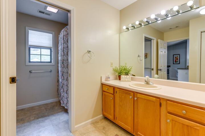 Bright Franklin Villa: Fireplace Golf Course View