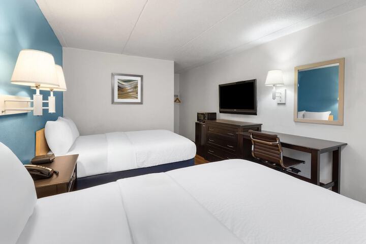 Travelodge by Wyndham Madison Heights MI