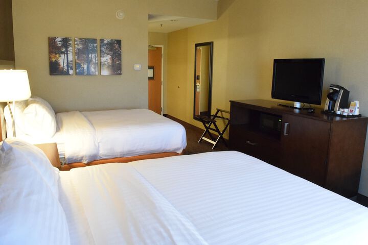Holiday Inn Express Hotel & Suites Watertown-Thousand Island by IHG