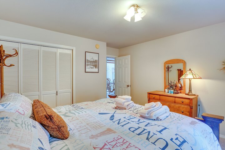 Pet-friendly California Cabin w / Beach Access