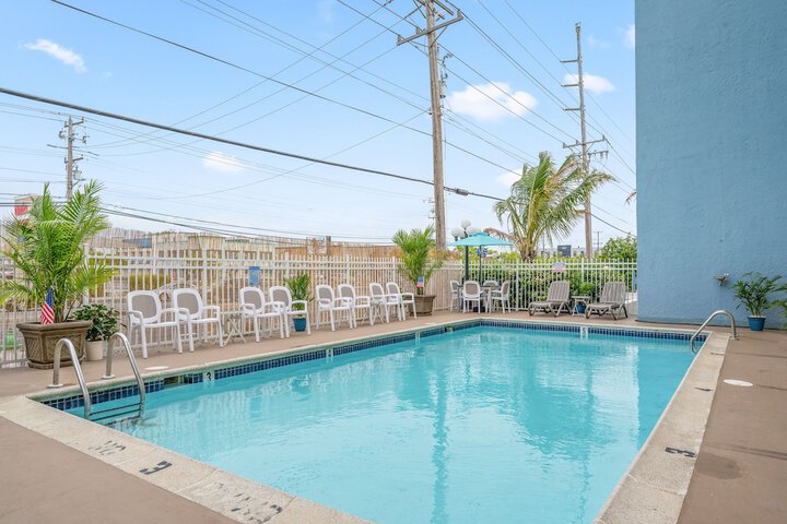 Coastal Palms Inn & Suites