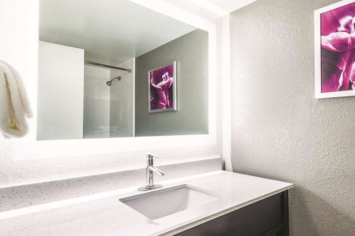 La Quinta Inn & Suites by Wyndham Cincinnati Sharonville
