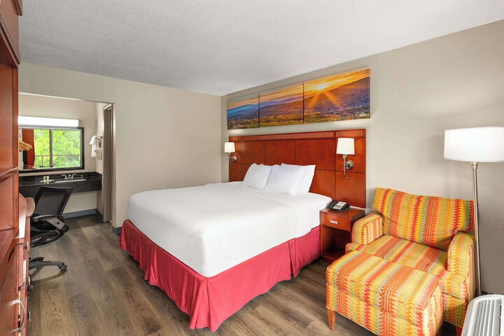Days Inn by Wyndham Knoxville East