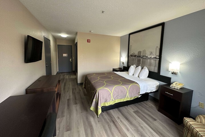 Room 5 of 16