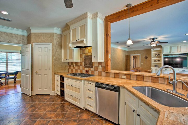 Spacious Stallion Lake Ranch Home w / Patio