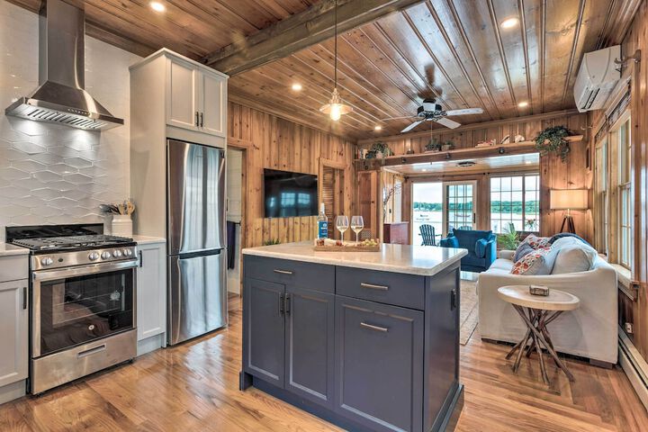 Charming Bristol Cottage w / Private Beach!