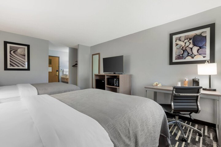 Quality Inn Chesterton near Indiana Dunes National Park I-94