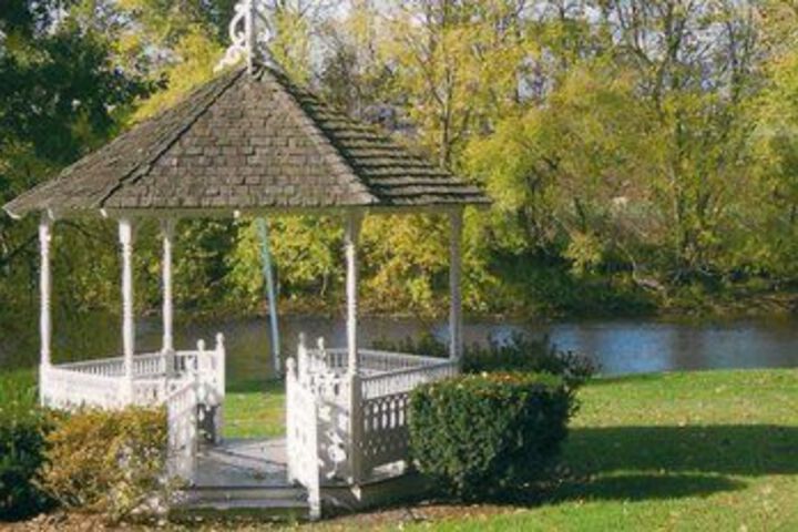 Edgewater Inn & Riverside Grill