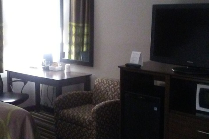 Super 8 by Wyndham Plymouth