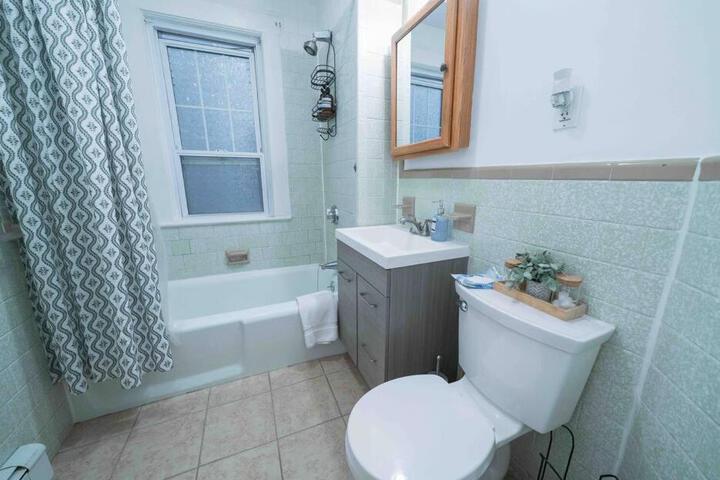 Cozy 2BR-Walk to Tufts & Green Line Near Boston!