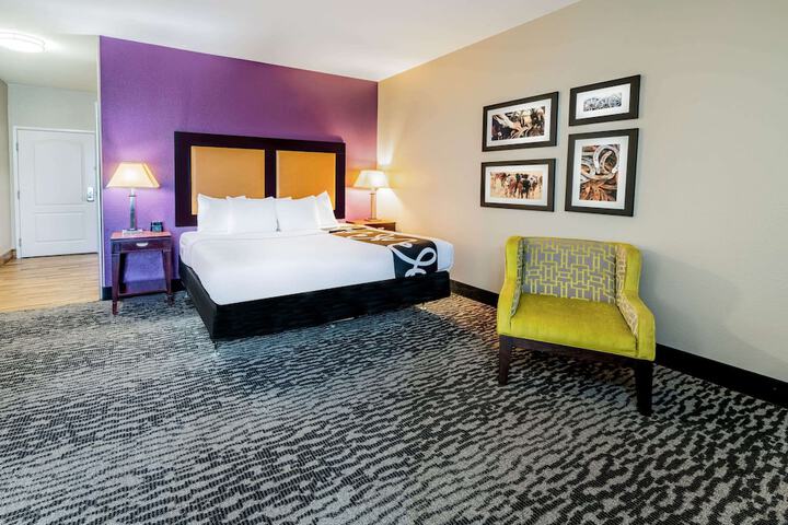 La Quinta Inn & Suites by Wyndham DFW Airport West - Bedford