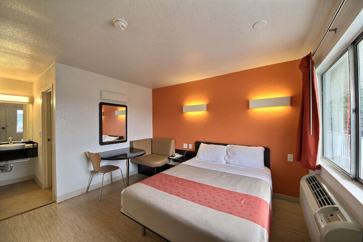 Room 23 of 29