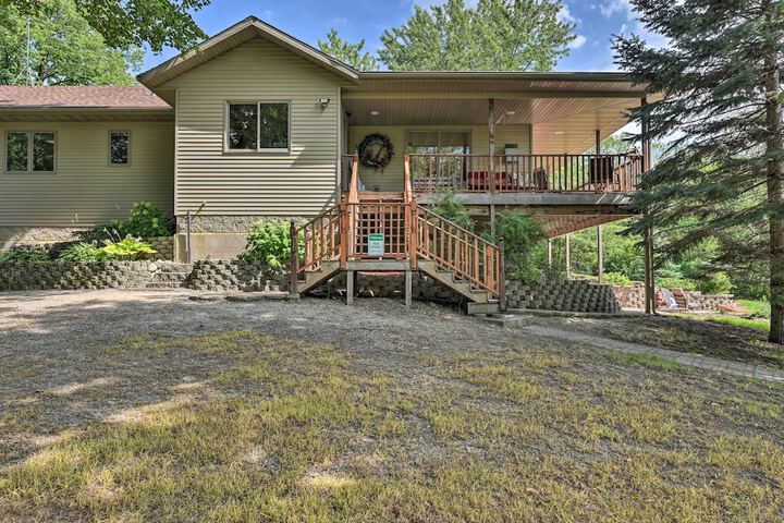 Private Lakefront Cabin w / Hot Tub Deck & Views