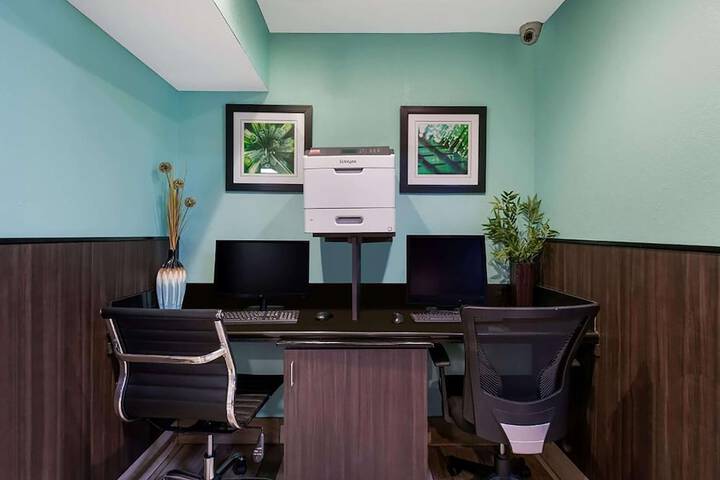 Business Center 33 of 33