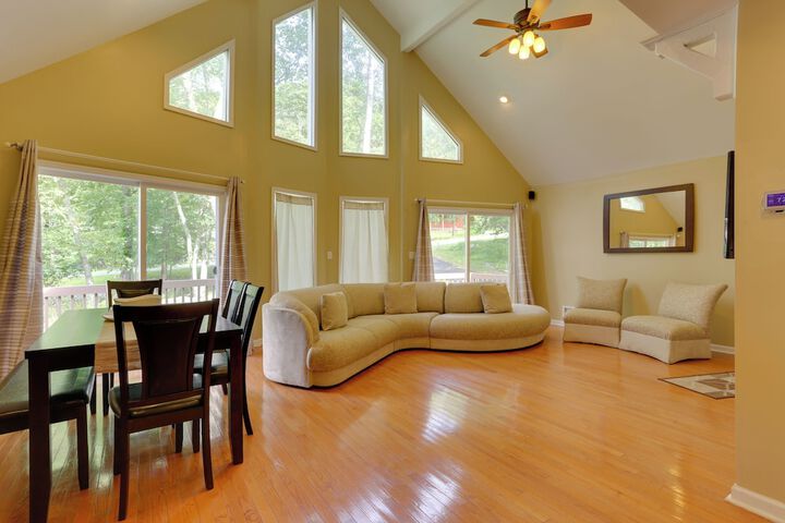 Pools Hot Tub & More: Bushkill Mountain Getaway!
