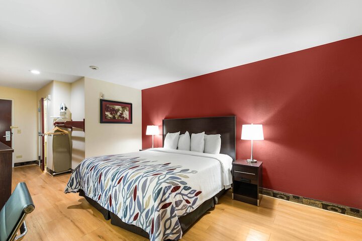 Econo Lodge Inn & Suites