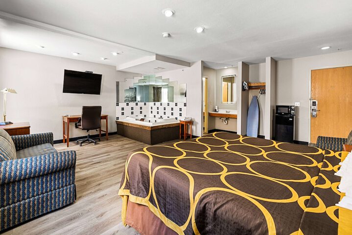 Super 8 by Wyndham Pittsburgh / Monroeville