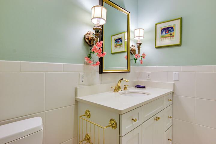 Waterfront Cambridge Gem w / Hot Tub Pool & Dock!