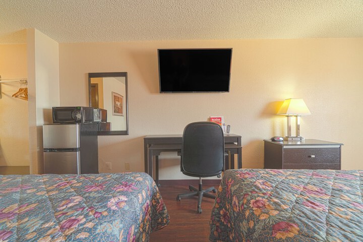 Regency Inn & Suites by OYO Bay City TX