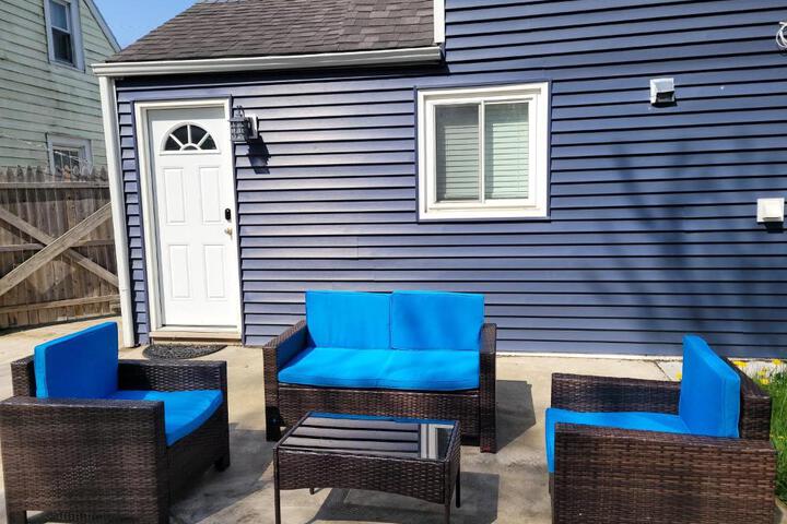 Nice house with private parking king bed fenced yard