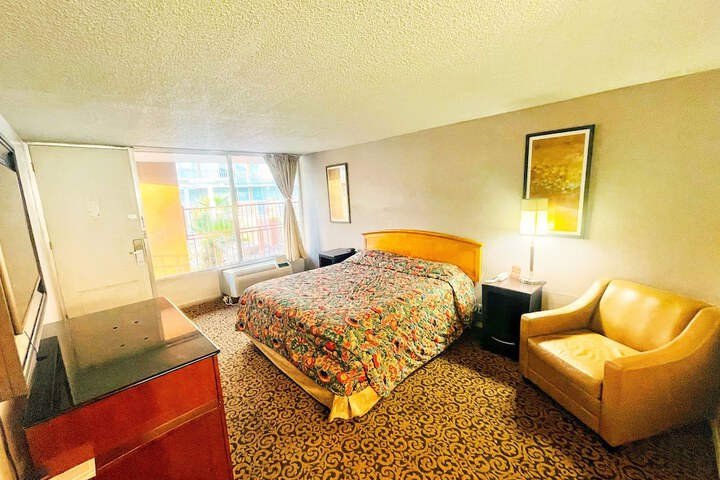 Room 21 of 33