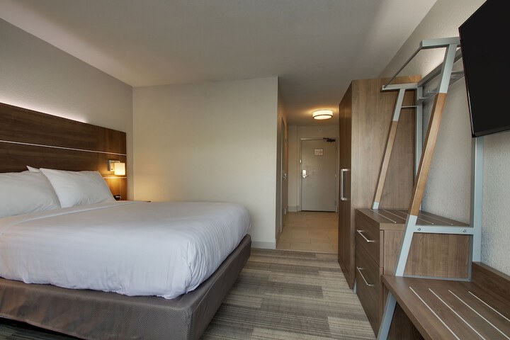 Room 28 of 84