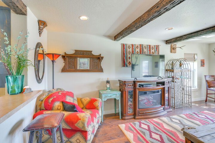 Walk to Main St! Ennis Townhome w / Balcony